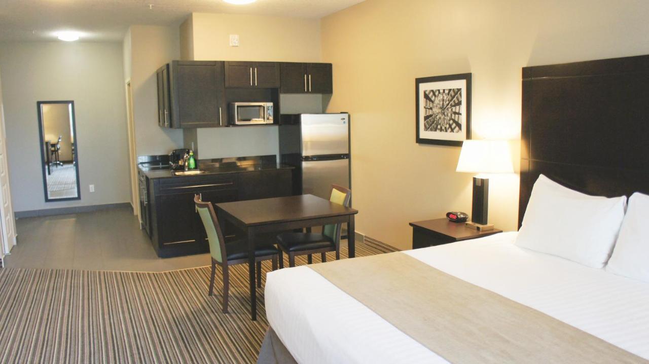Best Western Plus Fort Saskatchewan Inn & Suites Exterior photo