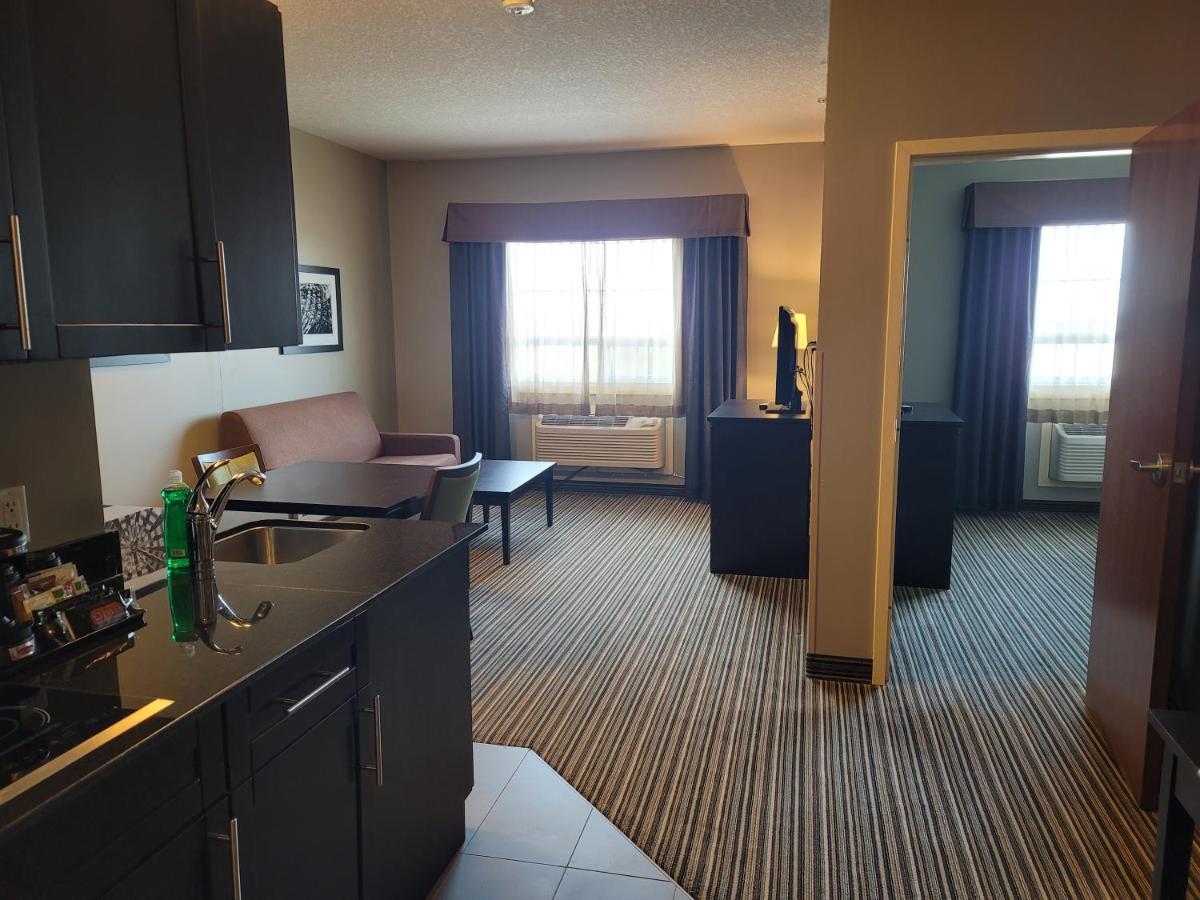 Best Western Plus Fort Saskatchewan Inn & Suites Exterior photo