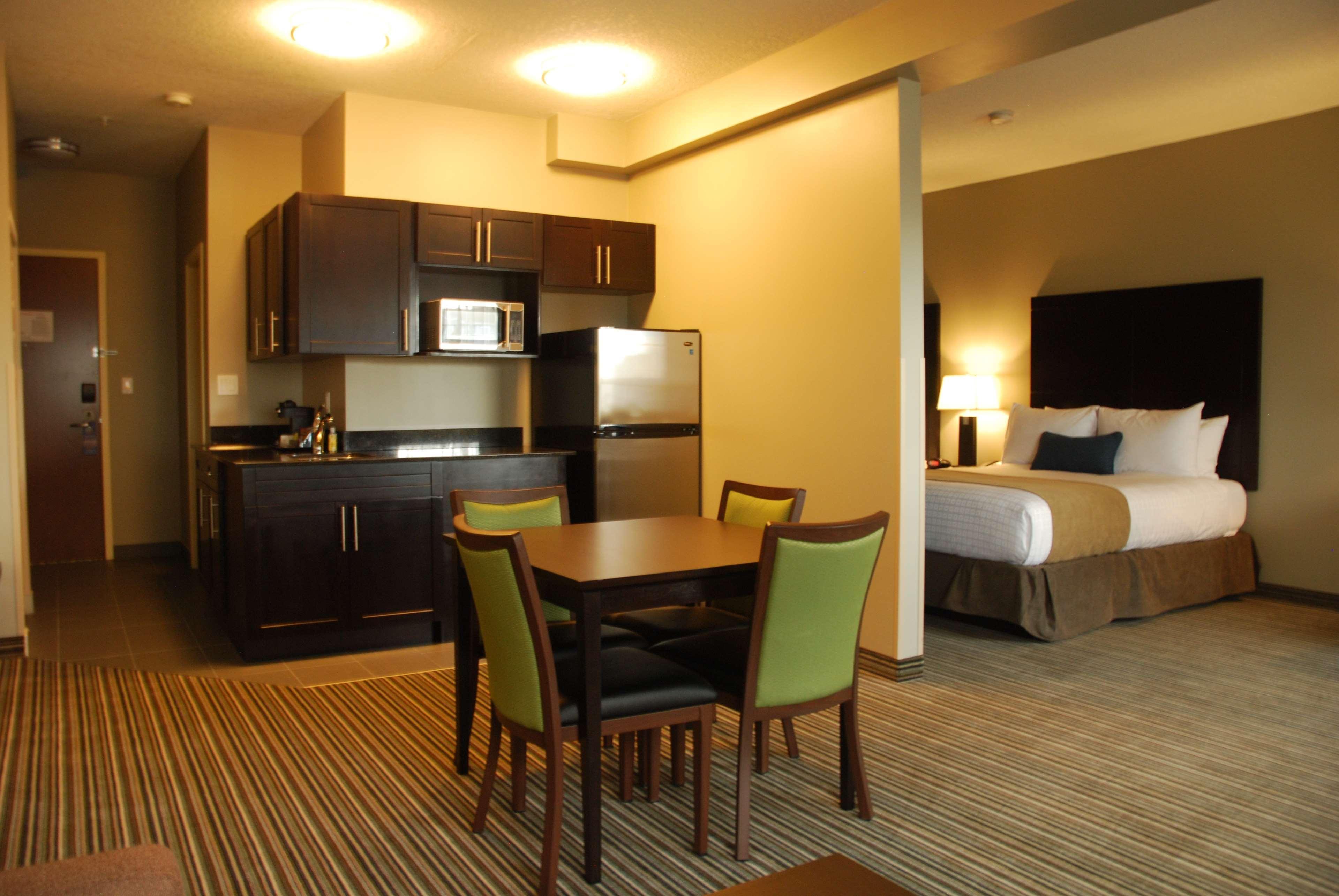 Best Western Plus Fort Saskatchewan Inn & Suites Exterior photo